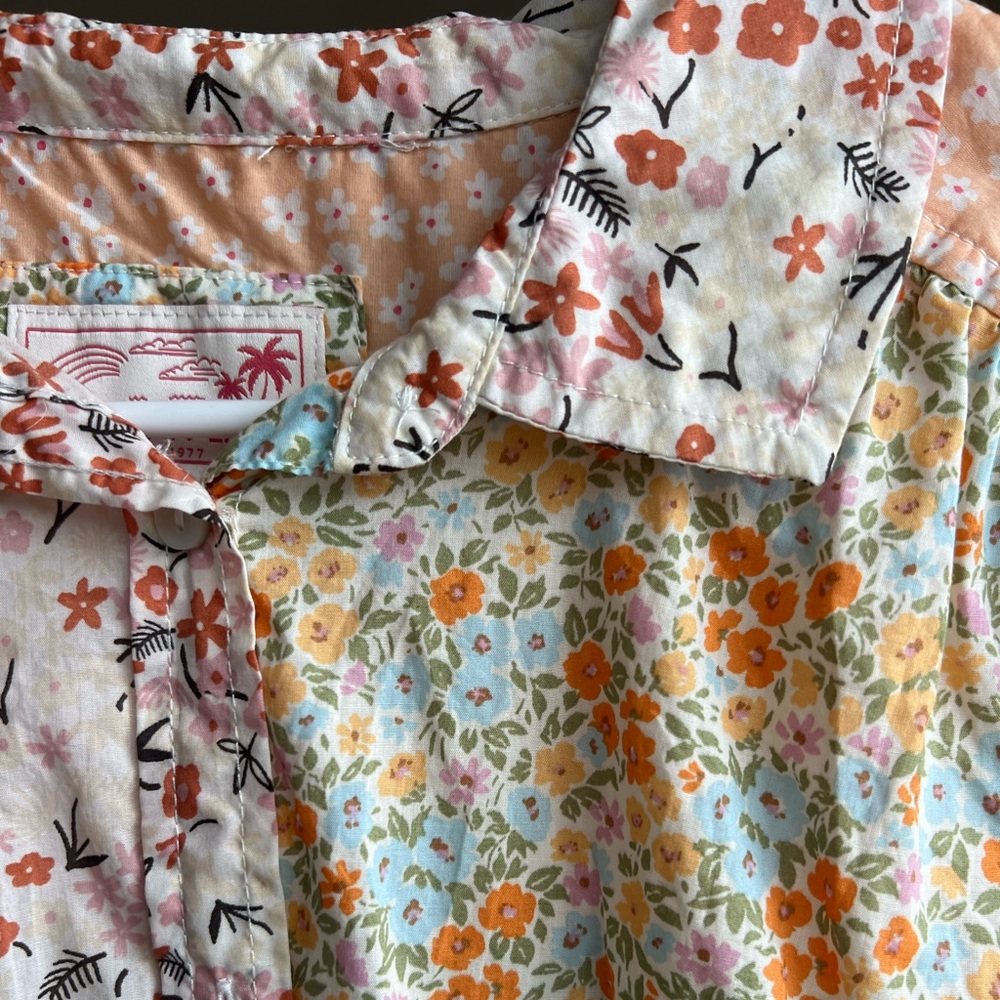 AMERICAN EAGLE FLORAL BUTTON DOWN
